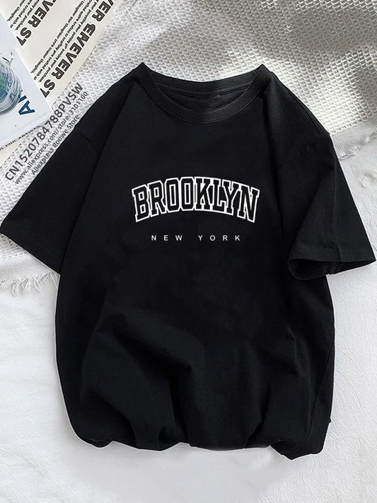 Camiseta feminina Brooklyn, estilo streetwear 2023.